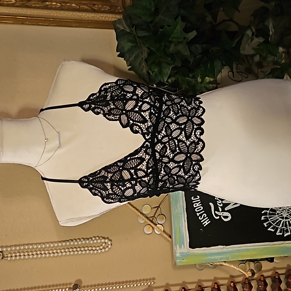 New with Tags Cam & Mac Acerback Flower Lace Black Bralette Size Small